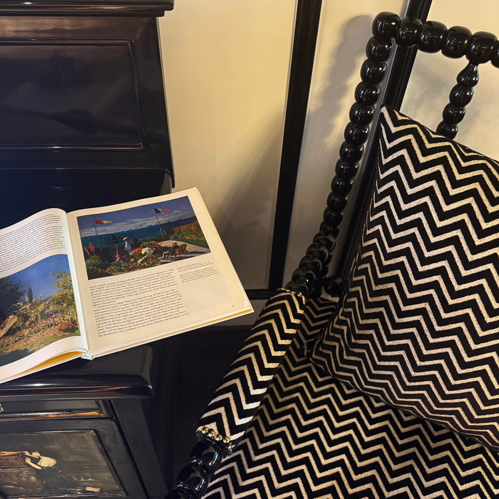 Sonarvan Black arm chair