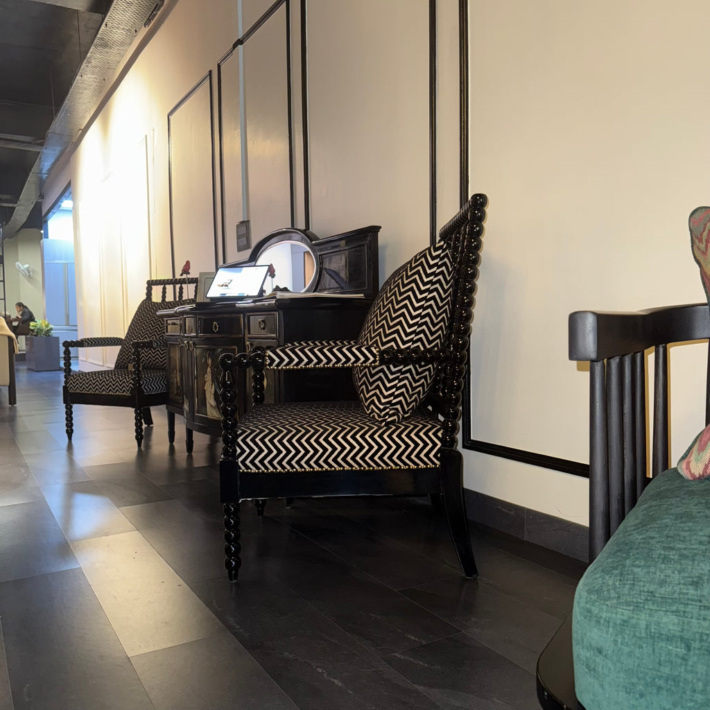 Sonarvan Black arm chair